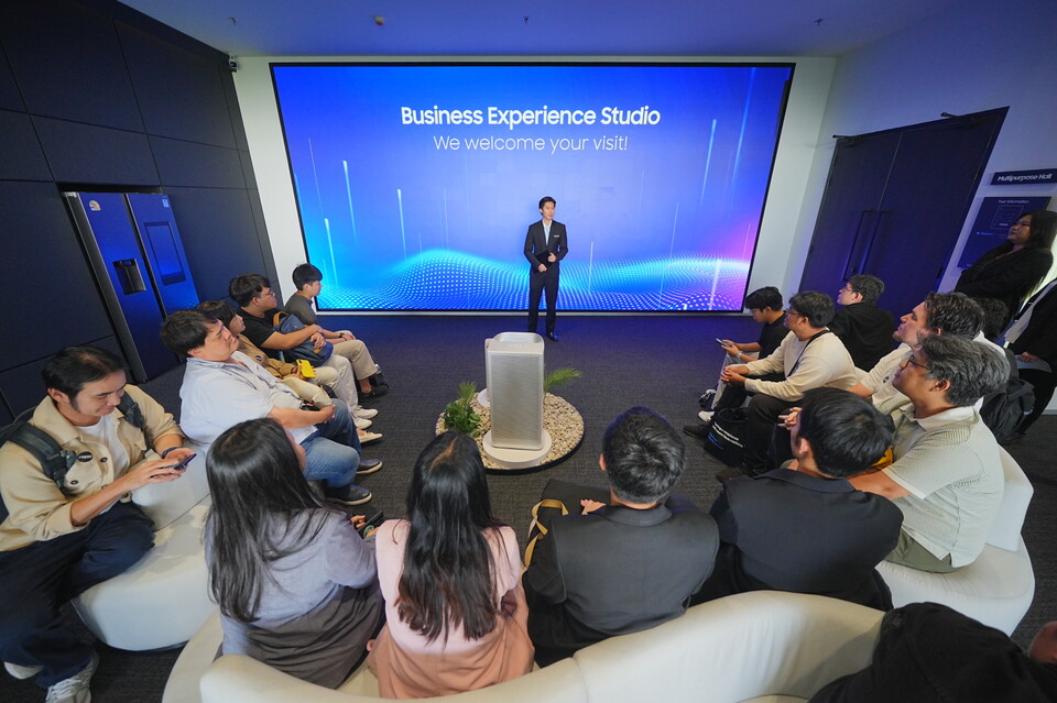 태국 방콕 '킹스퀘어(KingsQuare)' 복합 쇼핑몰 내 삼성전자의 인공지능(AI) 기반 B2B(기업 간 거래) 체험 공간인 '비즈니스 익스피리언스 스튜디오(Business Experience Studio·BES)'를 방문한 사람들이 관계자의 설명을 듣고 있다. 2025.9.3./사진=삼성전자