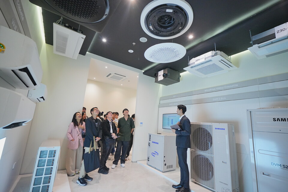태국 방콕에 위치한 삼성전자 비즈니스 익스피리언스 스튜디오(BES)를 찾은 방문객들이 '에어컨 쇼룸' 전시 공간에서 삼성만의 독보적인 성능과 디자인의 시스템 에어컨을 구경하고 있다. 2025.9.3./사진=삼성전자