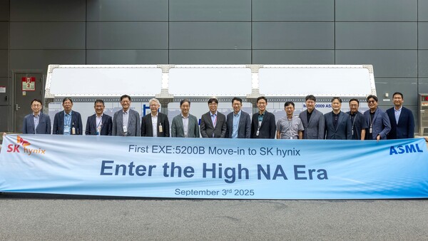 SK하이닉스가 2025년 9월 3일 메모리 업계 최초로 양산용 'High NA EUV' 장비를 이천 M16팹에 반입하고 기념 행사를 진행했다. (왼쪽 다섯 번째부터) ASML코리아 김병찬 대표이사 사장, SK하이닉스 김성한 구매 담당 부사장, 차선용 미래기술연구원장 부사장, 이병기 제조기술 담당 부사장. /사진=SK하이닉스