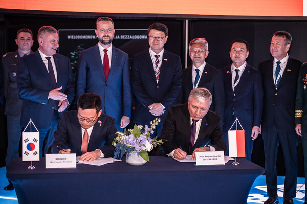 2025년 9월 2일(현지시각) 폴란드 키엘체 국제 방위산업 전시회(MSPO 2025)에서 열린 천무 유도탄 생산을 위한 현지 합작법인 계약식에서 손재일 한화에어로스페이스 대표(앞줄 왼쪽), 피오트르 보이첵 WB그룹 회장(앞줄 오른쪽), (뒷줄 왼쪽부터)파베우 베이다 국방부 차관, 코시니악 카미슈 국방부 장관 겸 부총리, 조현기 국방부 자원관리실장, 태준열 한국대사, 신상범 기품원장, 방극철 방사청 기반전력사업본부장이 서명식에 참여하고 있다. /한화에어로스페이스