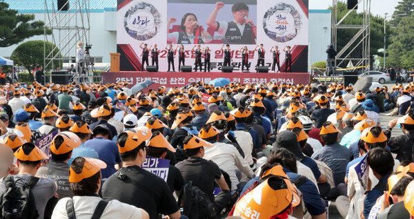 2025년 6월 26일 현대자동차 울산공장 본관 앞 광장에서 현대차 노조가 올해 임단협 투쟁 출정식을 열고 있다. /사진=연합뉴스