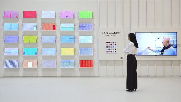 LG전자가 故 박서보 화백의 대표작 '묘법(描法)' 연작을 LG 스탠바이미2 25대로 구현한 미디어아트 전시존 / 사진=LG전자