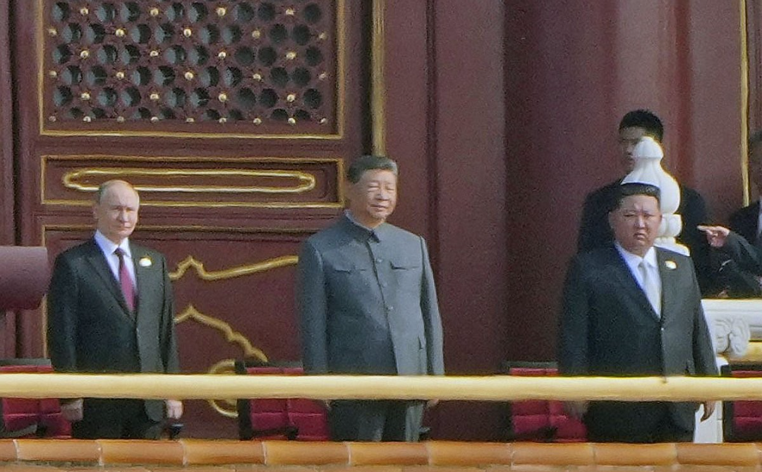 블라디미르 푸틴 러시아 대통령과 시진핑 중국 국가 주석, 김정은 북한 국무위원장이 3일 중국 베이징 천안문 광장에서 열린 전승절 80주년 기념 대규모 열병식에 참석했다. 2025.9.3./베이징 교도=연합뉴스