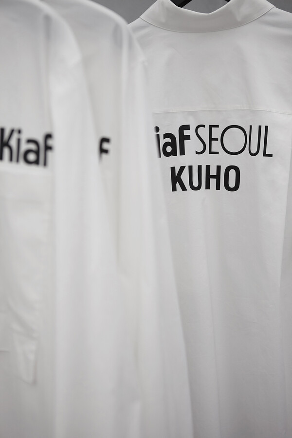 구호가 '키아프 서울 2025'의 스폰서로 참여해 후원한 스태프 의류 /삼성물산 패션부문