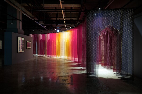 유정혜, '금빛 베일_금빛으로 살짝 덮인 신비로운 장막'(2025) 외, '현대 트랜스로컬 시리즈: 엮음과 짜임' 전시 전경./사진=김우일, 청주공예비엔날레조직위원회 제공