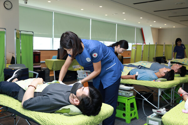 2025년 9월 3일 NH투자증권 임직원들이 파크원 NH금융타워 4층 그랜드 홀에서 ‘사랑의 나눔, 헌혈행사’에 참여하고 있다. /사진=NH투자증권