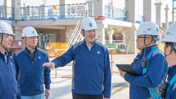 2025년 5월 7일 인천광역시 송도 현장에서 허윤홍 GS건설 대표(가운데)가 현장을 둘러보며, 직원들에게 안전을 당부하고 있다. /GS건설