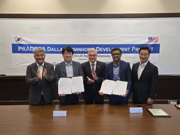2025년 9월 2일 미국 텍사스주 프로스퍼시 청사에서 (왼쪽부터)정원주 대우건설 회장, 한승 대우건설 해외사업단장, 데이비드 브리스톨 프로스퍼시장, 프라사나 쿠마르 오리온 RE 캐피탈 최고경영자(CEO), 전유훈 한강에셋자산운용 총괄대표가 프로스퍼 프라데라 개발프로젝트 1단계 사업 공동 협력을 위한 업무협약(MOU)을 체결한 뒤 기념사진을 촬영하고 있다. /대우건설