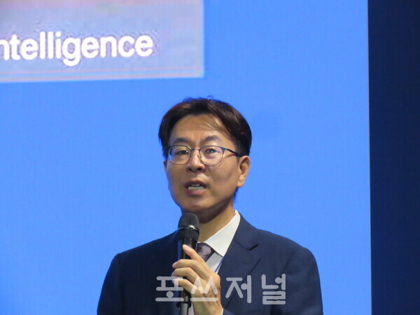 김영옥 HD현대 AI최고개발책임자(CAIO, 상무)가 2025년 9월 4일 오전 서울 강서구 코엑스 마곡 컨벤션센터 '산업AI EXPO(엑스포)' 르웨스트B에서 열린 'Re:Industrial – AI로 나아가는 산업의 미래' 산업AI 컨퍼런스에서 'ASI(Artificial Specific Intelligence)에 대한 HD현대의 여정'을 주제로 발표하고 있다. /사진=강민혁 기자