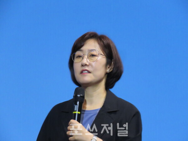 유현경 한국마이크로소프트(MS) 공공사업부 부문장이 2025년 9월 4일 오전 서울 강서구 코엑스 마곡 컨벤션센터 '산업AI EXPO(엑스포)' 르웨스트B에서 열린 'Re:Industrial – AI로 나아가는 산업의 미래' 산업AI 컨퍼런스에서 'Agentic AI와 로봇이 여는 미래, 그리고 성공 공식'을 주제로 발표하고 있다. /사진=강민혁 기자