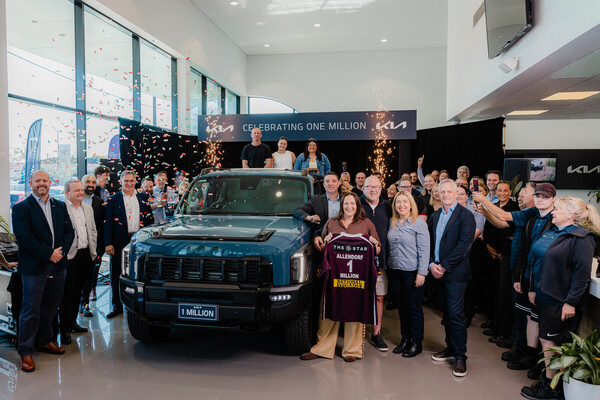 호주 북동부에 위치한 퀸즈랜드(Queensland) 모토라마 딜러사에서 진행된 100만대 판매 달성 기념식./사진=기아