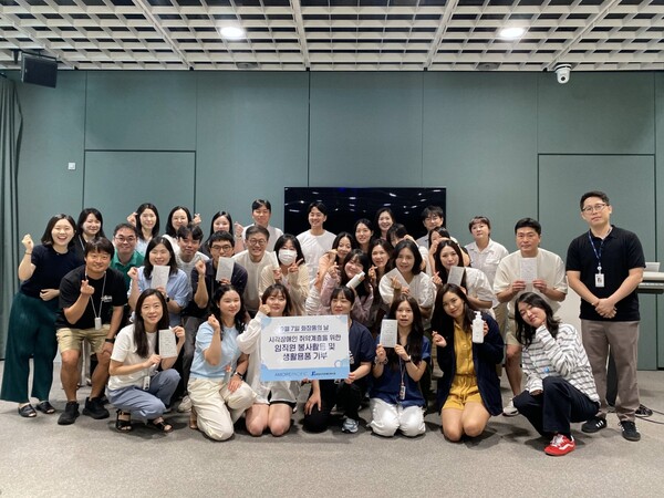 아모레퍼시픽 본사 직원들과 관계자들이 '화장품의 날'을 맞아 장애인을 위한 점자스티커 부착 봉사활동에 참여하고 기념촬영을 하고있다. /2025.9.4.아모레퍼시픽