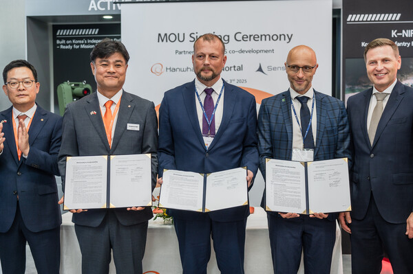 2025년 9월 3일(현지 시간) 폴란드 키엘체에서 열리고 있는 '국제 방위산업 전시회'(MSPO 2025) 보병전투장갑차 전장관리시스템 공동개발을 위한 양해각서(MOU) 체결식에서 (왼쪽부터)손재일 한화에어로스페이스 대표, 김동현 한화에어로스페이스 LS사업부장, 빌리코 누르모아 센서스큐 공동 창업자, 피터 스미트 노르탈 방산사업 총괄, 한노 페브쿠르 에스토니아 국방장관이 기념사진을 촬영하고 있다. /한화에어로스페이스