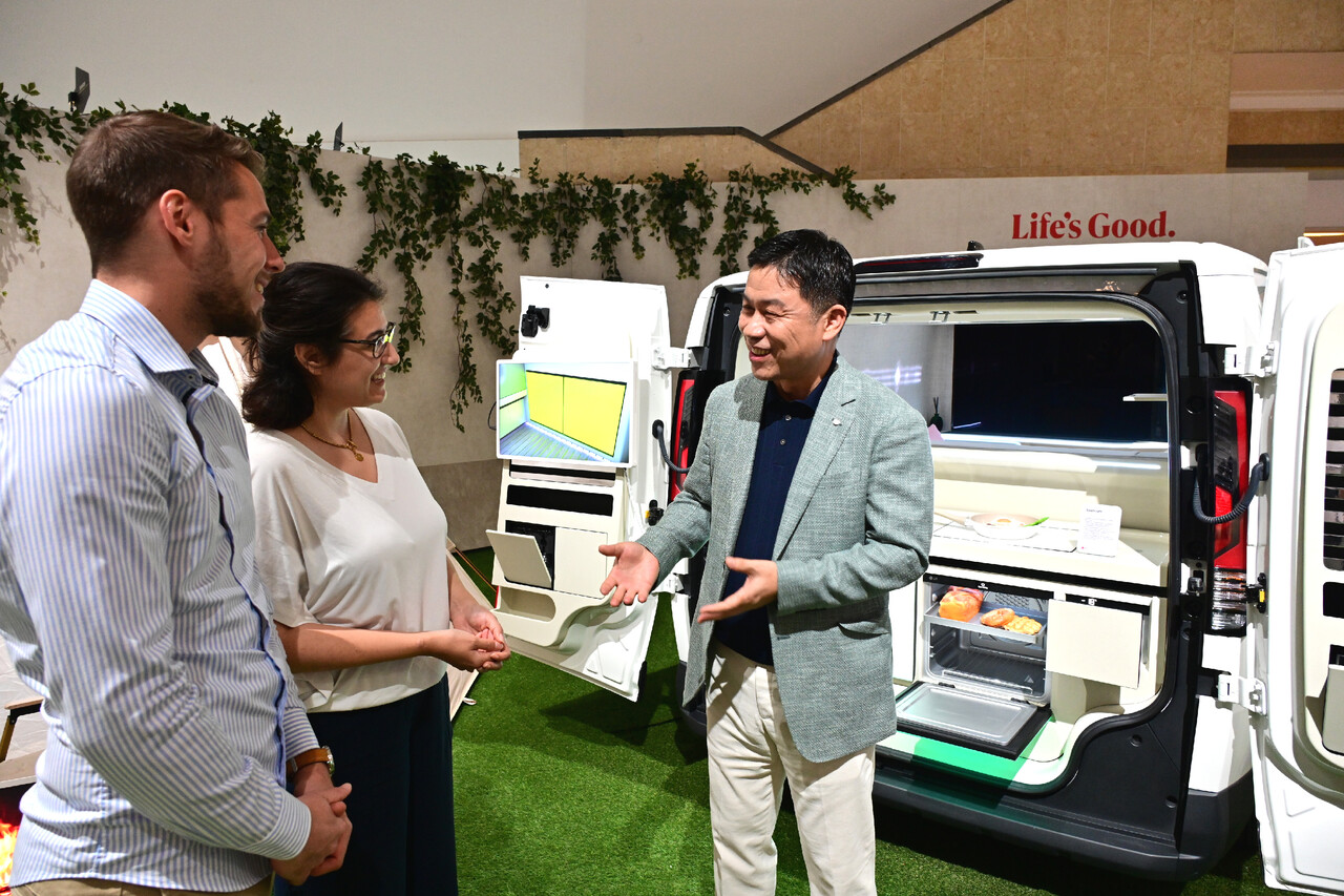 LG전자 류재철 HS사업본부장이 IFA 2025 LG전자 부스에서 집을 넘어 모빌리티로 확장된 AI홈 솔루션 공간 '슈필라움'을 소개하고 있다. 2025.9.5./사진=LG전자