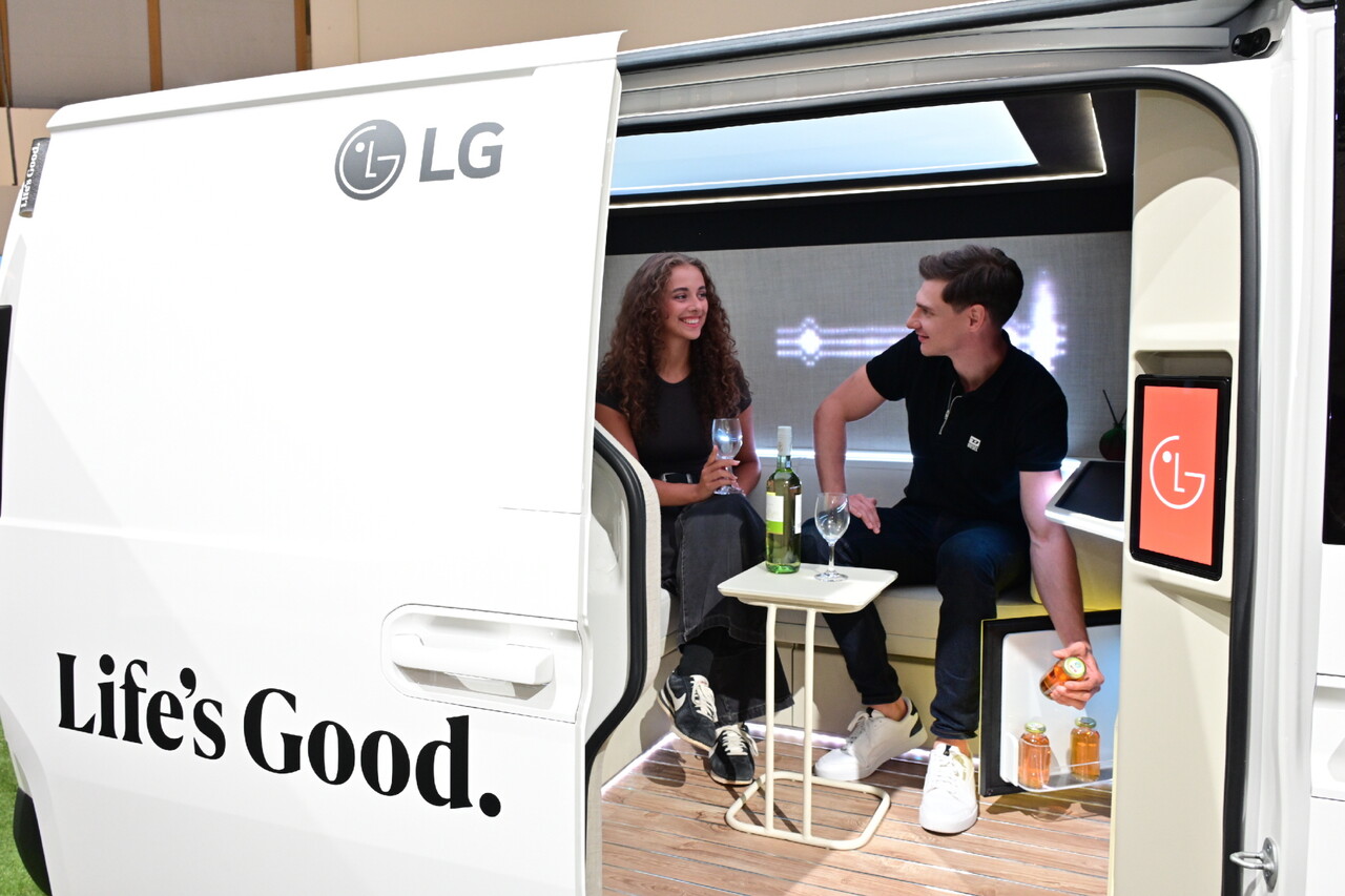 독일 베를린에서 열리는 유럽 최대 가전 전시회 ‘IFA 2025’에서 LG전자의 AI 모빌리티 공간 솔루션 ‘슈필라움’을 전시한 ‘AI홈 솔루션 존‘에서 모델이 집을 넘어 모빌리티로 확장되는 ‘LG AI홈’을 체험하고 있다. 2025.9.5./사진=LG전자