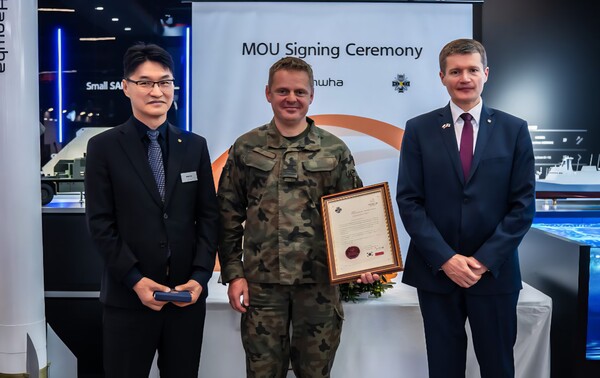 2025년 9월 4일(현지시간) 폴란드 국제방위산업 전시회(MSPO)에서 (왼쪽부터)이부환 한화에어로스페이스 PGM사업부장, 파웰 슈베클레이 WITU 소장, 야첵 한화에어로스페이스 유럽법인장이 155mm 탄약 관련 부품 현지 품질인증을 위한 업무협약(MOU)을 체결한 뒤 기념사진을 촬영하고 있다. /한화에어로스페이스