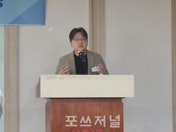 정신동 한국외국어대학교 교수가 2025년 9월 5일 중소기업중엉회 상생룸에서 열린 유통포럼 ‘유통산업의 새로운 패러다임:구조적 변화와 정책 방향’에서 발표를 하고 있다. / 사진=이현민 기자