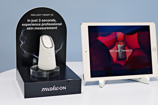 메이크온 '스킨 라이트 테라피 3S' /아모레퍼시픽