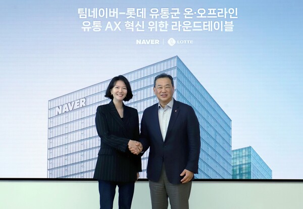 2025년 9월 5일 경기도 성남시 분당구 네이버 1784에서 (오른쪽)김상현 롯데 유통군 총괄대표 부회장(오른쪽)과 최수연 네이버 대표가 온·오프라인 유통 AX(AI Transformation) 혁신을 위한 라운드테이블을 가진 후 기념촬영을 하고 있다. 롯데 유통군은 이번 전략적 업무 제휴를 계기로 Agentic Enterprise 전환에 더욱 박차를 가할 예정이다./롯데유통군