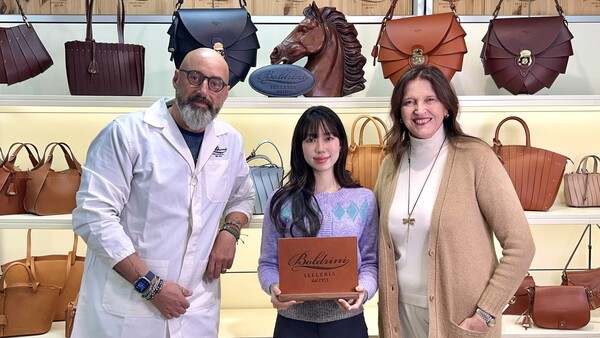 2024년 12월 이탈리아 '볼드리니' 매장에서 진행한 현대홈쇼핑의 해외 직구 모바일 라이브커머스 '글로벌 쇼라직구' 방송 진행자가 브랜드 관계자들과 기념사진을 찍고 있다./현대홈쇼핑