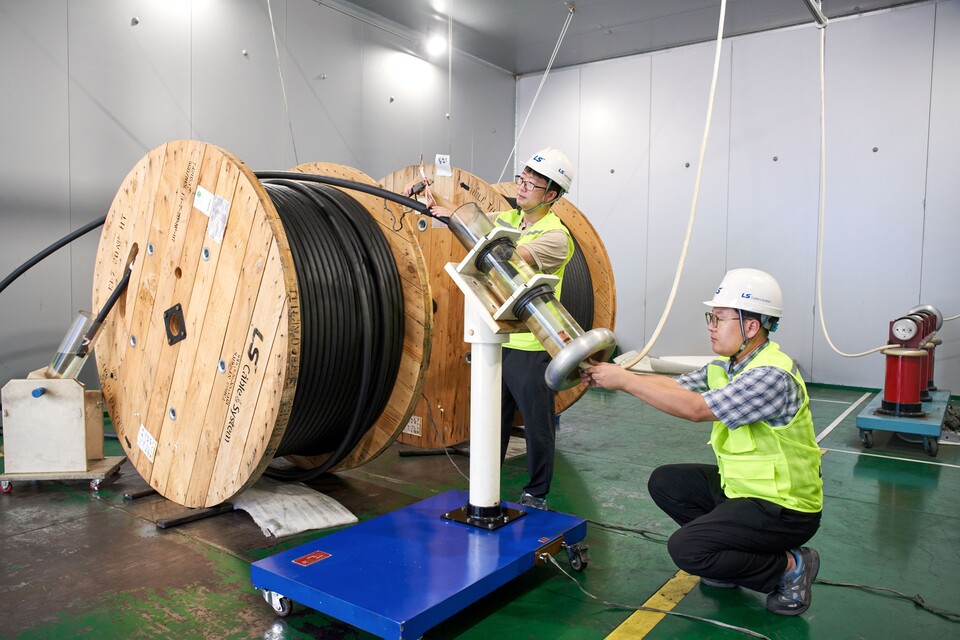 LS전선 연구원들이 MV(중전압) 내화 케이블의 성능을 테스트하고 있다. 2025.9.8./사진=LS전선