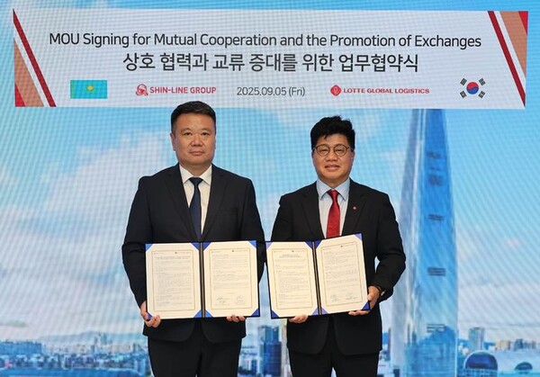 강병구 롯데글로벌로지스 대표이사(사진 오른쪽)와 안드레이 신 신라인그룹 회장이 2025년 9월 5일 잠실 롯데월드타워에서 열린 업무협약식에서 기념사진을 찍고 있다. / 사진=롯데글로벌로지스