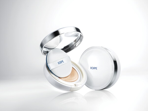 2008년 세계 최초로 출시된 쿠션 화장품 아이오페 에어 쿠션 /아모레퍼시픽