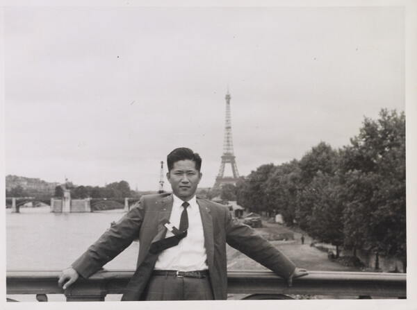 파리 에펠탑 앞에서 포즈를 취한 고 서성환 아모레퍼시 픽 창업 회장. 1960 /아모레퍼시픽