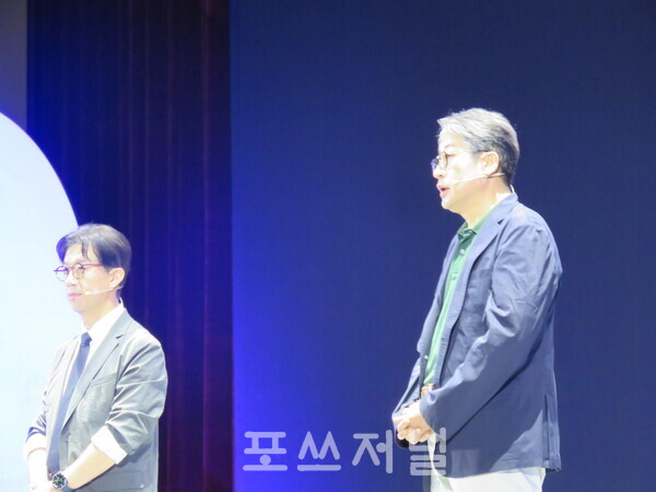 김경호 원익IPS PI본부장(전무, 오른쪽)과 창성중 삼성SDS 상무가 2025년 9월 11일 서울 강남구 코엑스 컨벤션센터에서 열린 '삼성SDS REAL Summit 2025'에서 '원익그룹, Brity Copilot으로 일하는 방식을 새롭게 바꾸다'를 주제로 발표하고 있다. /사진=강민혁 기자