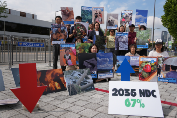 기후위기비상행동이 2025년 9월 2일 용산 대통령실 앞에서 기자회견을 열고, 이재명 정부에 2035년 국가 온실가스 감축목표(NDC)를 2018년 대비 최소 67% 감축으로 설정할 것을 촉구하는 시민들의 목소리 716개를 전달했다./사진=기후위기비상행동
