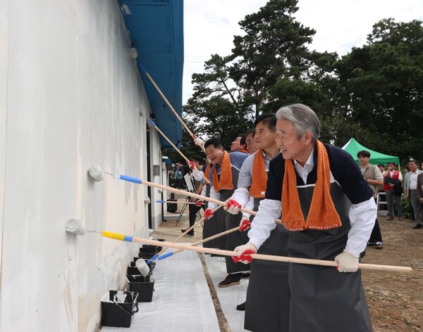 강호동 농협중앙회장(오른쪽)이 2025년 9월 8일 경기 평택시 포승읍에서 열린 ‘사랑의 집고치기 봉사활동’에 참여해 주택 담장을 페인트칠하고 있다. / 사진=농협중앙회