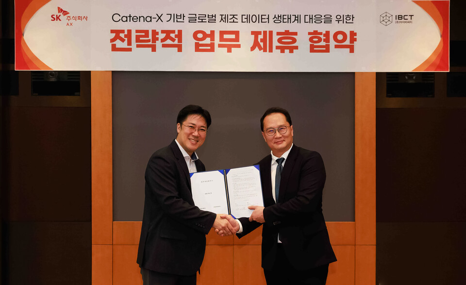 (왼쪽부터) 장혁수 SK AX ESG·SHE본부장과 이정륜 IBCT 대표가 경기도 성남시 분당구 SK AX 본사에서 열린 '카테나-X 기반 글로벌 제조 데이터 생태계 대응 위한 업무 협약(MOU)식'에서 기념사진을 촬영하고 있다. 2025.9.9./사진=SK AX