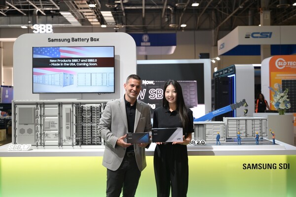 삼성SDI 임직원 모델이 SBB 신제품을 소개하고 있다./사진=삼성SDI