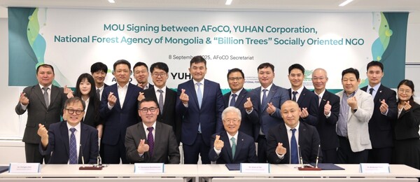 조욱제 유한양행 사장(앞줄 우측 두 번째)이 2025년 9월 8일 서울 여의도 AFoCO 사무국협약식에서 몽골사막화 방지 업무협약을 체결하고 관계자들과 함께 단체 기념촬영을 하고있다. /유한양행