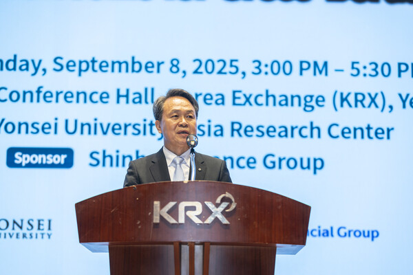 2025년 9월 4일과 8일 이틀간 서울 여의도 한국거래소에서 연세대학교 환경금융대학원이 주최하고 신한금융이 후원한 ‘한·일 금융협력 세미나’가 개최됐다. 8일 행사에 참석한 진옥동 신한금융그룹 회장이 축사를 전하고 있다./사진=신한금융그룹