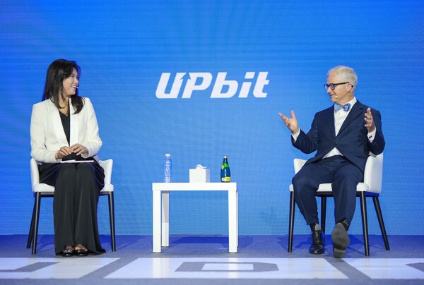 2025년 9월 9일 서울 강남구 그랜드 인터컨티넨탈 서울 파르나스에서 열린 '업비트 D 컨퍼런스 2025'(UDC 2025)에서 키노트 '메인스트림으로 성장한 디지털 자산의 로드맵'에 참석해 의견을 나누고 있는 윤선주 두나무 최고브랜드임팩트책임자(CBIO, 왼쪽)와 패트릭 맥헨리 전 미국 하원 금융서비스위원회 의장. /사진=두나무