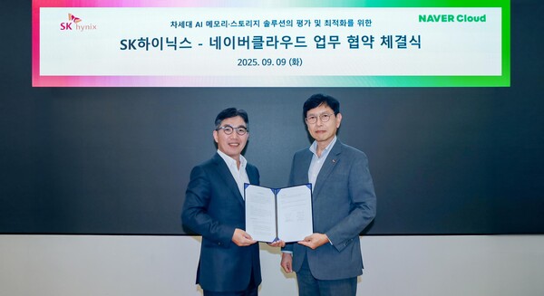 2025년 9월 9일 SK하이닉스-네이버클라우드가 'AI 설루션 제품 개발 역량 강화'를 위해 양해각서(MOU)를 체결했다. (오른쪽) SK하이닉스 안현 개발총괄 사장, 네이버클라우드 김유원 대표이사 사장. /사진=SK하이닉스.