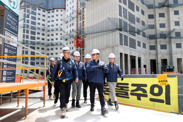 2025년 4월 23일 경기도 부천시 송내역 푸르지오센트비엔 현장에서 안전점검을 진행하고 있는 김보현 대우건설 사장(맨 앞줄 오른쪽)의 모습이다. /대우건설