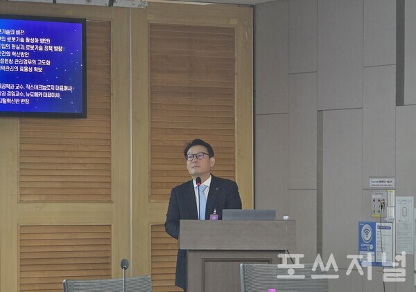 2025년 9월 10일 서울 여의도 국회의원회관 제1세미나실에서 열린 '건설현장 AI기반 로봇기술을 활용한 건설관리 고도화 방안' 세미나에서 김주형 한양대학교 건축공학부 교수가 'AI 건설기술의 패러다임의 변화와 미래 로봇기술의 비전' 발제를 진행하고 있다. /사진=송신용 기자