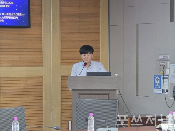 2025년 9월 10일 서울 여의도 국회의원회관 제1세미나실에서 열린 '건설현장 AI기반 로봇기술을 활용한 건설관리 고도화 방안' 세미나에서 박정운 DL이앤씨 미래기술센터 스마트건설팀 부장이 'AI, 드론기술을 활용한 건설현장 관리업무의 고도화' 발제를 진행하고 있다. /사진=송신용 기자