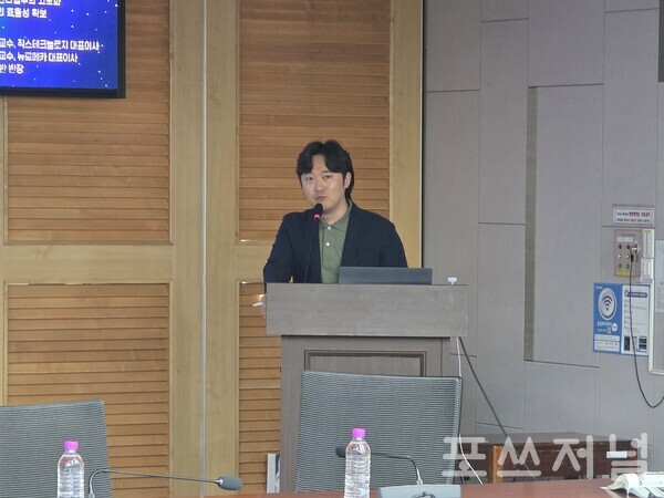 2025년 9월 10일 서울 여의도 국회의원회관 제1세미나실에서 열린 '건설현장 AI기반 로봇기술을 활용한 건설관리 고도화 방안' 세미나에서 이희웅 대우건설 스마트건설연구팀 책임이 '생성형 AI를 활용한 건설프로젝트 계약관리의 효율성 확보' 발제를 진행하고 있다. /사진=송신용 기자