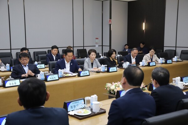 2025년 9월 10일 경기 평택 삼성전자 평택캠퍼스에서 '반도체산업 발전을 위한 현장 간담회'가 진행되고 있다. /사진=이언주 더불어민주당 최고위원 페이스북