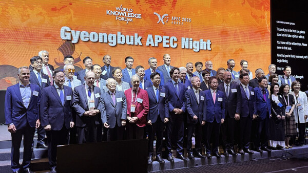 2025년 9월 9일 서울 중구 신라호텔에서 열린 제26회 세계지식포럼 경북 APEC 나이트 행사에서 조현상 HS효성 부회장(앞줄 왼쪽에서 두 번째)이 참가자들과 기념촬영을 하고있다./사진=HS효성