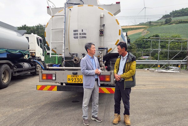 이상용 대아청과 대표가 강릉 안반데기마을을 방문해 관계자와 현지 실태를 살피고 있다. /2025.9.10 호반그룹