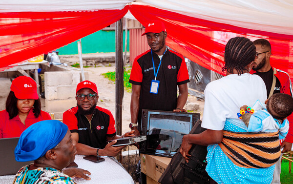 LG전자 관계자들이 나이지리아 아베오쿠타에서 지역 주민들이 사용 중인 LG TV와 가전을 점검 및 수리하고 있다. / 사진=LG전자