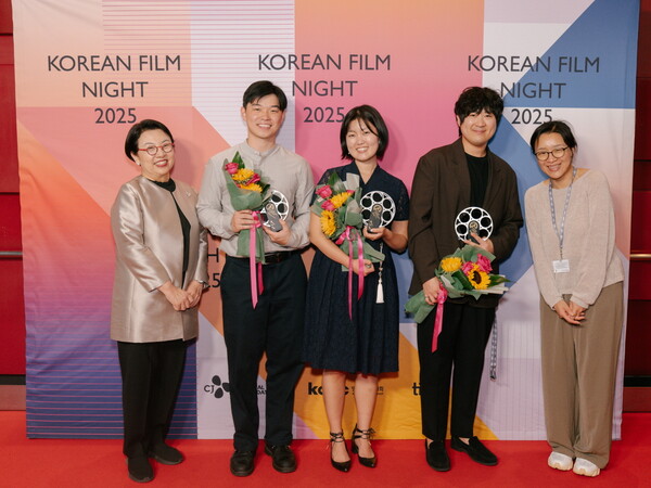 2025년 9월 9일(현지시간) 캐나다에서 진행된 제50회 토론토국제영화제에서 'CJ & TIFF K-Story Fund' 시상식 참석자들이 기념사진을 촬영하고 있다. 왼쪽부터 민희경 CJ사회공헌추진단장, 테일러 상현 리, 지원 리, 제롬 유, 윤가은 감독 / 사진=영화진흥위원회