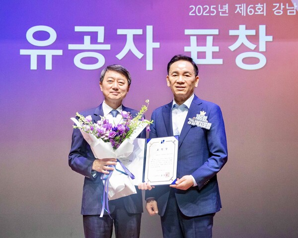 장호진 현대지에프홀딩스 사장(왼쪽), 조성명 강남구청장이 2025년 9월 11일 서울 강남구 역삼문화센터에서 진행된 ‘제6회 강남복지포럼’에서 기념사진을 촬영하고 있다. / 사진=현대백화점그룹