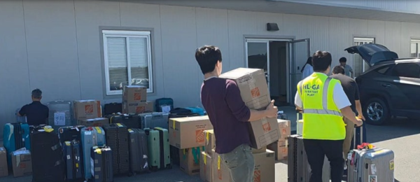 2025년 9월 9일(현지시간) 미국 조지아주 서배너에 위치한 현대차그룹-LG에너지솔루션 합작공장 사무실에서 직원들이 구금됐던 한국 근로자들의 귀국을 돕기 위해 짐들을 정리하고 있다./사진=LG에너지솔루션