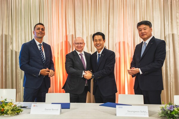 2025년 9월 10일(현지 시간) 체코 프라하 CEZ 본사에서 열린 테믈린 원전 1·2호기 발전기 교체 사업 계약 체결식에서 각 사 관계자들이 기념촬영을 하고 있다. 왼쪽부터 CEZ 보흐단 즈로넥(Bohdan Zronek) 원자력 본부장, 다니엘 베네쉬(Daniel Benes) CEO, 두산에너빌리티 손승우 파워서비스 BG장, 두산스코다파워 임영기 법인장./두산에너빌리티