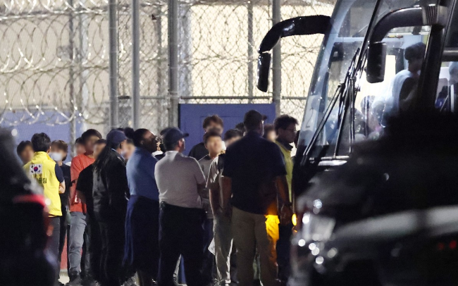 이민단속으로 체포됐던 현대차-LG엔솔 배터리공장 건설 현장 직원들이 애틀랜타 공항으로 향하기 위해 11일(현지시간) 미국 조지아주 포크스턴의 이민세관단속국(ICE) 구금시설을 나서며 버스에 탑승하고 있다. 2025.9.11./사진=연합뉴스